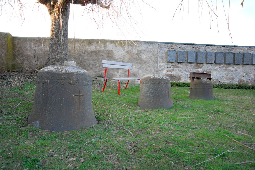 Friedhof Dörnthal - alte Glocken mit Sitzplatz