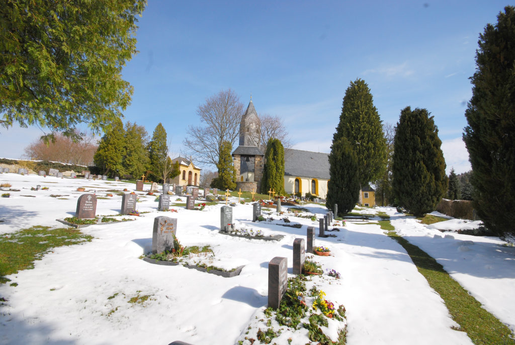 Friedhof Hallbach - Blick zur Kirche
