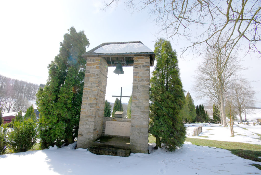 Friedhof Hallbach - Glockenstatue
