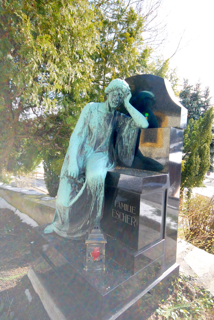 Friedhof Hallbach - Grabstatue
