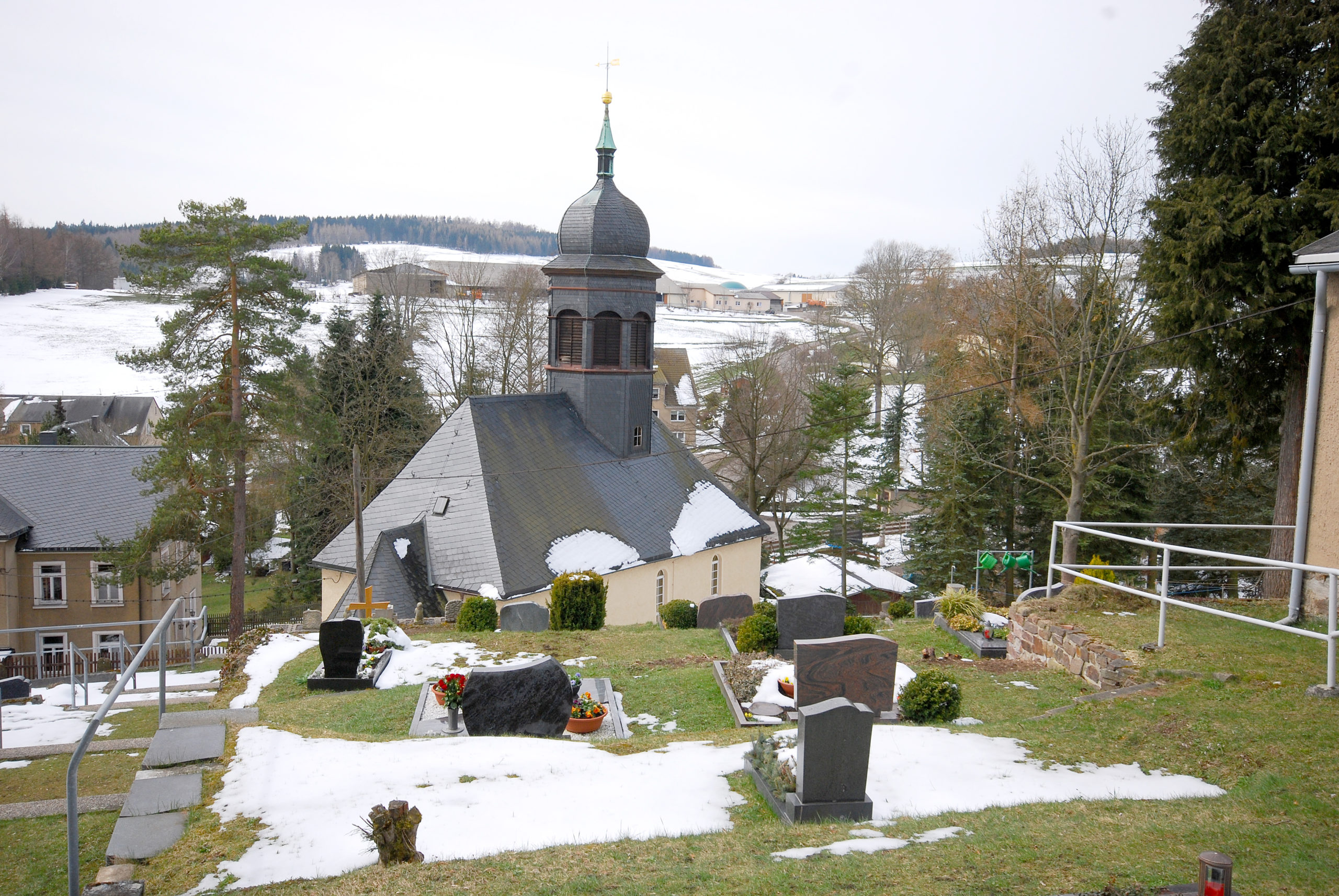Friedhof Heidersdorf - Blick zur Kirche