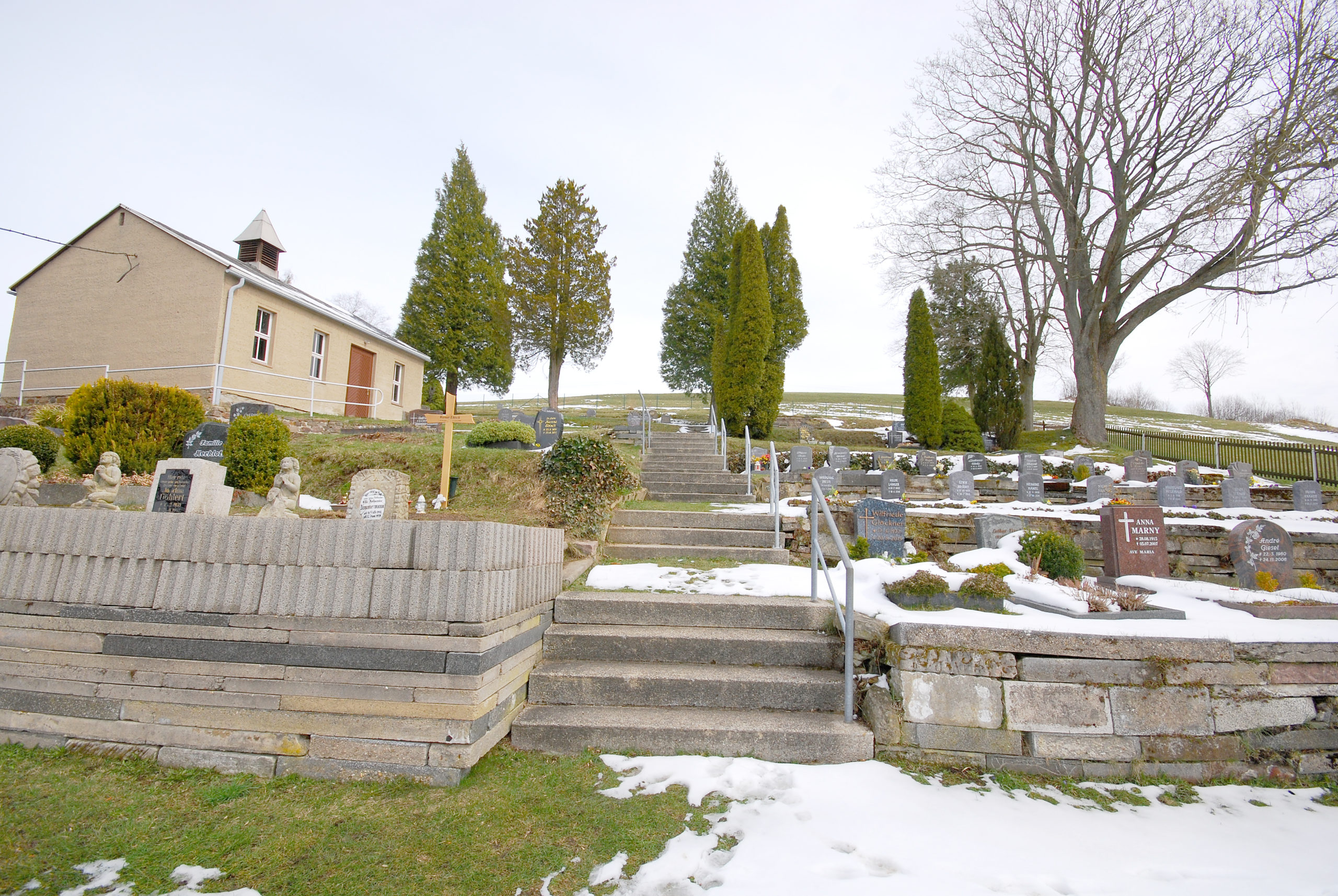 Friedhof Heidersdorf - Blick rechts der Trauerhalle