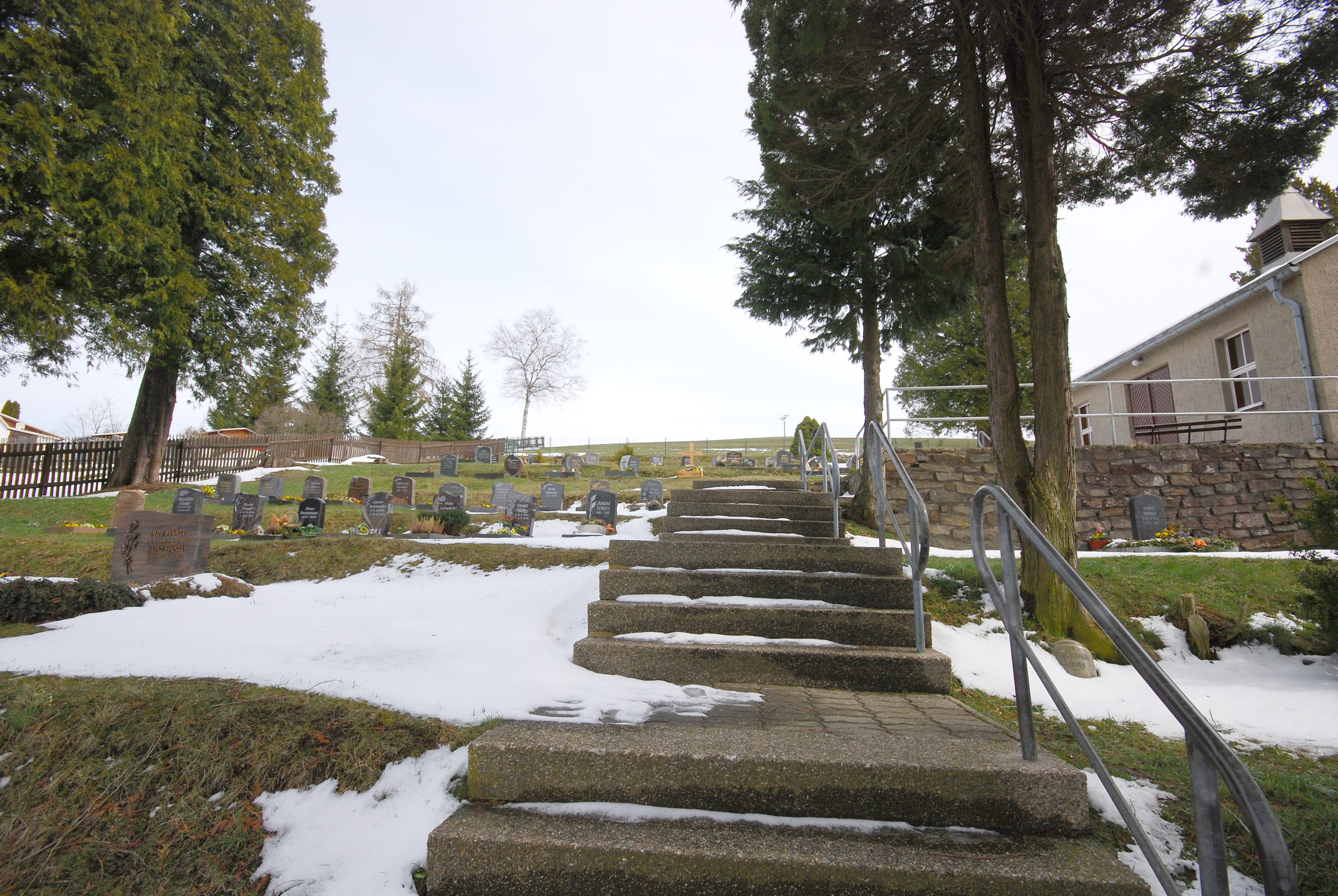 Friedhof Heidersdorf - Blick links der Trauerhalle