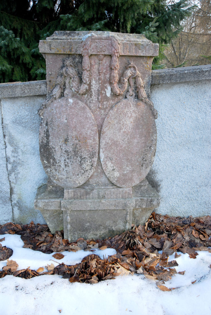 Friedhof Rübenau_Steinplatte mit Wappen