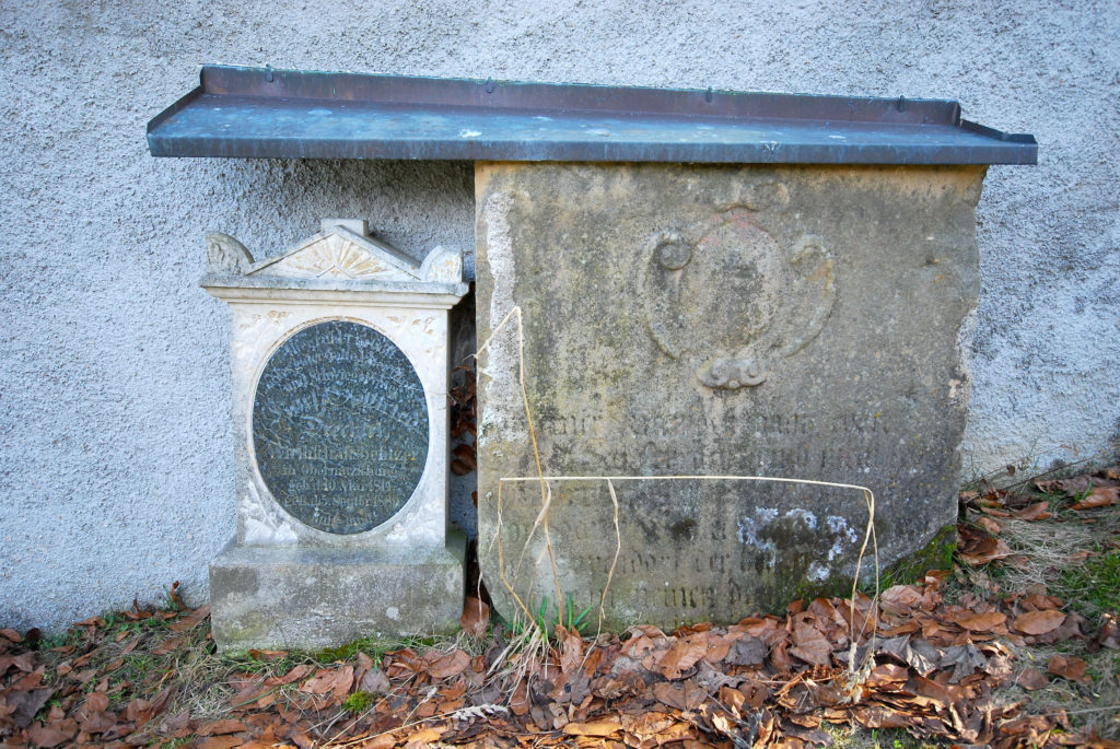 Friedhof Rübenau_Steinplatten mit Wappen