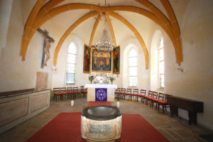Kirche Dörnthal - Altarraum mit Taufstein