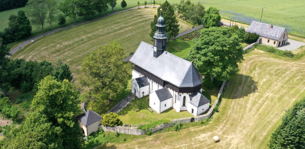Kirche Dörnthal mit Friedhof - Luftaufnahme
