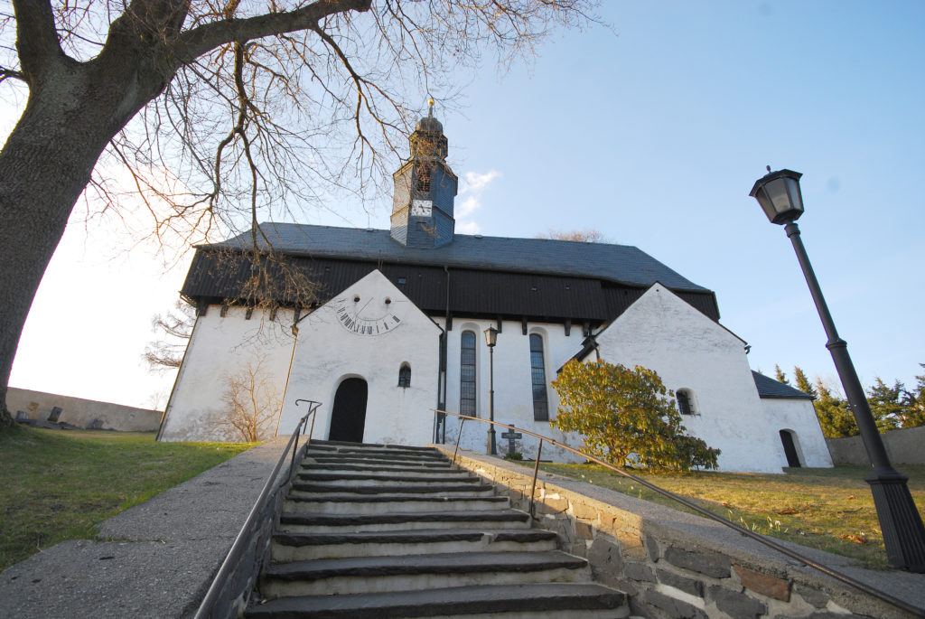 Kirche Dörnthal - Außenansicht - Blick vom Treppenaufgang