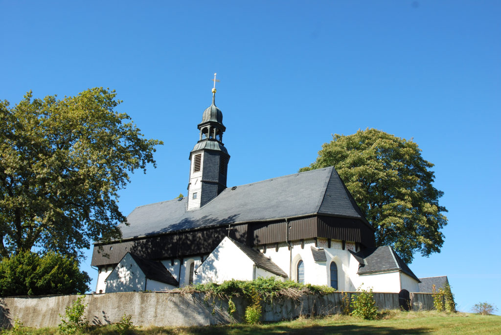 Kirche Dörnthal - Außenansicht - Blick vom Parkplatz