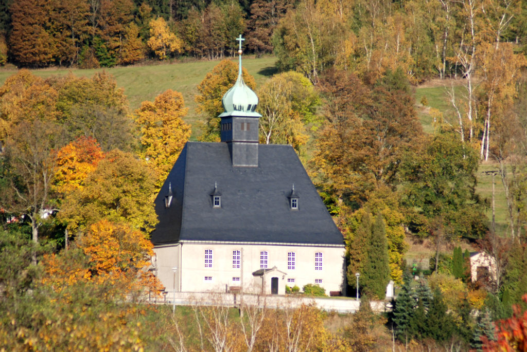 Kirche Oberneuschönberg - Außenansicht, Blick vom Gewerbegebiet